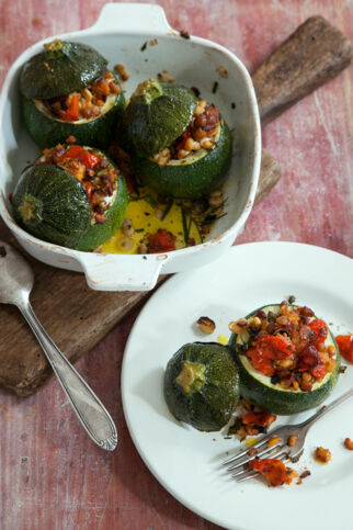 Gefüllte Tempeh-Kräuter-Zucchini Gefüllte Tempeh-Kräuter-Zucchini
