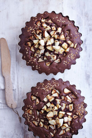 Nuss-Nougat-Kuchen mit Kakao und Äpfeln Nuss-Nougat-Kuchen mit Kakao und Äpfeln