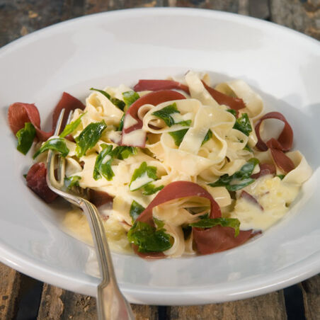 Kastaniennudeln mit Bresaola und Rucola Kastaniennudeln mit Bresaola und Rucola