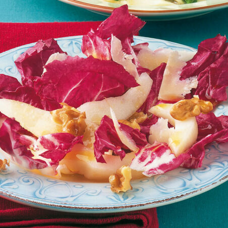 Radicchio-Birnen-Salat mit Walnüssen Radicchio-Birnen-Salat mit Walnüssen