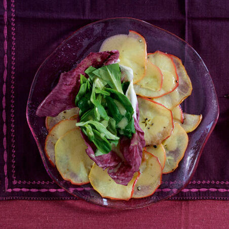 Blattsalat mit gebratenen Apfelspalten Blattsalat mit gebratenen Apfelspalten