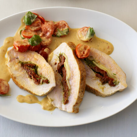 Mit getrockneten Tomaten gefüllte Putenbrust in Weinsauce Mit getrockneten Tomaten gefüllte Putenbrust in Weinsauce