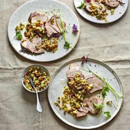 Gekochte Lammschulter mit Rauchmandel-Salzzitronen-Gremolata Gekochte Lammschulter mit Rauchmandel-Salzzitronen-Gremolata