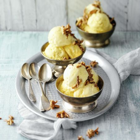 »Goldene Milch«-Eismit Mandelkrokant »Goldene Milch«-Eismit Mandelkrokant