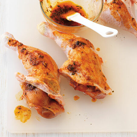 Hähnchenkeulen auf Paprikagemüse Hähnchenkeulen auf Paprikagemüse