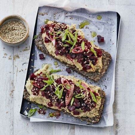Stullen mit Hummus und Rote-Bete-Tatar Stullen mit Hummus und Rote-Bete-Tatar