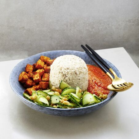 Nasi Campur mit scharfem Linsen-Sambal und Gurkensalat Nasi Campur mit scharfem Linsen-Sambal und Gurkensalat