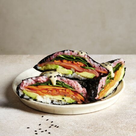 Lachs-Onigirazu japanische Sushi-Sandwiches Lachs-Onigirazu japanische Sushi-Sandwiches