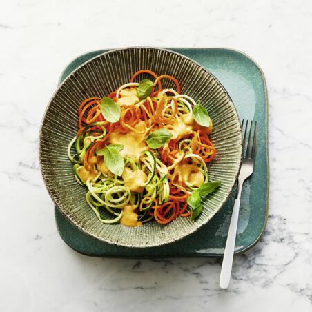 Gemüse-Zoodles mit Paprika-Mandel-Sauce Gemüse-Zoodles mit Paprika-Mandel-Sauce