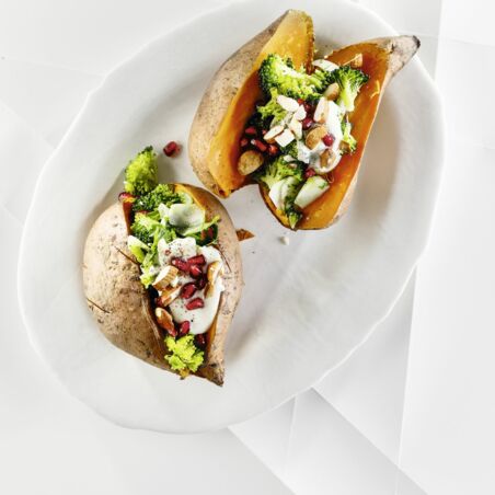 Ofen-Süßkartoffeln mit Brokkolisalat und Tofunaise Ofen-Süßkartoffeln mit Brokkolisalat und Tofunaise