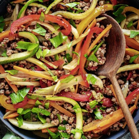 Gemüsepfanne mit scharfer Sauce und Sonnenblumenhack Gemüsepfanne mit scharfer Sauce und Sonnenblumenhack