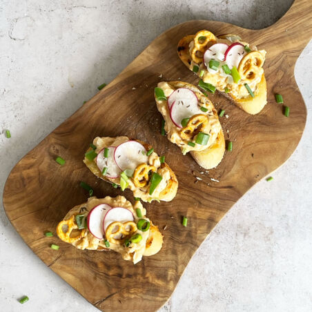 Obatzda-Crostini mit Salzbrezeln Obatzda-Crostini mit Salzbrezeln