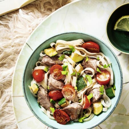 Thai-Reisnudelpfanne
mit Filetspitzen Thai-Reisnudelpfanne
mit Filetspitzen