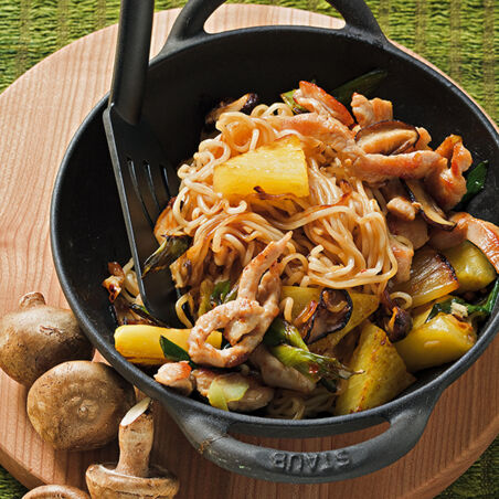 Gebratene Nudeln mit Ananas und Pute Gebratene Nudeln mit Ananas und Pute