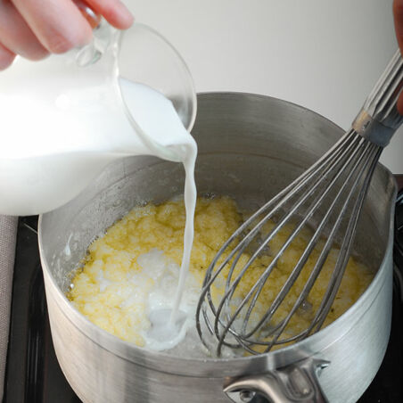 Rühren bis Klümpchen aufgelöst sind - Grundrezept Béchamelsauce Rühren bis Klümpchen aufgelöst sind - Grundrezept Béchamelsauce