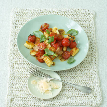 Ricotta-Gnocchi mit geschmolzenen Tomaten Ricotta-Gnocchi mit geschmolzenen Tomaten