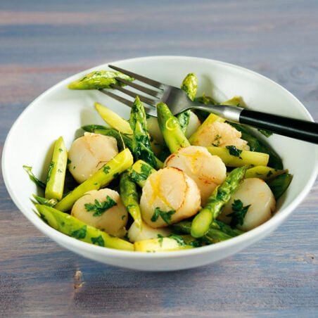 Jakobsmuscheln mit grünem Spargel Jakobsmuscheln mit grünem Spargel