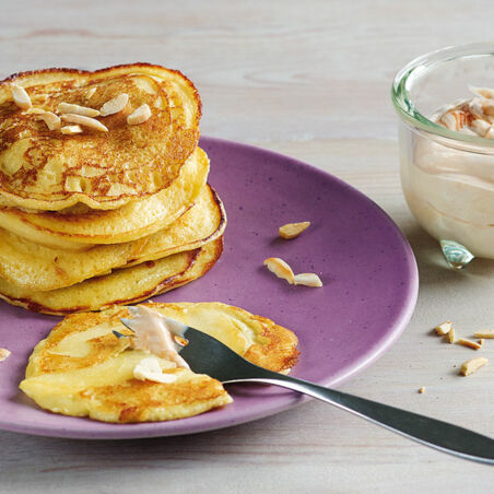 Apfel-Quark-Blini mit Sanddorncreme Apfel-Quark-Blini mit Sanddorncreme