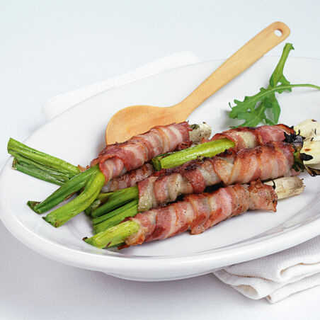 Frühlingszwiebeln in Speck Frühlingszwiebeln in Speck