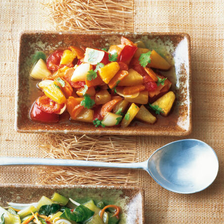 Gebratenes Gemüse mit Ananas Gebratenes Gemüse mit Ananas