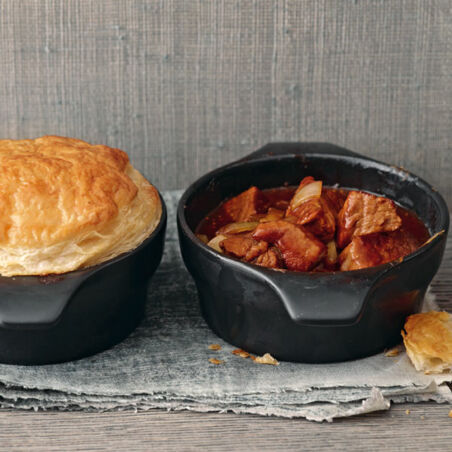 Portionsgulasch mit Blätterteighaube Portionsgulasch mit Blätterteighaube