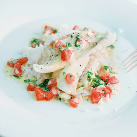 Pochierter Kabeljau mit Tomaten-Basilikum-Sauce Pochierter Kabeljau mit Tomaten-Basilikum-Sauce