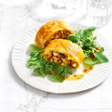 Pilzstrudel auf Wildkräutersalat Pilzstrudel auf Wildkräutersalat