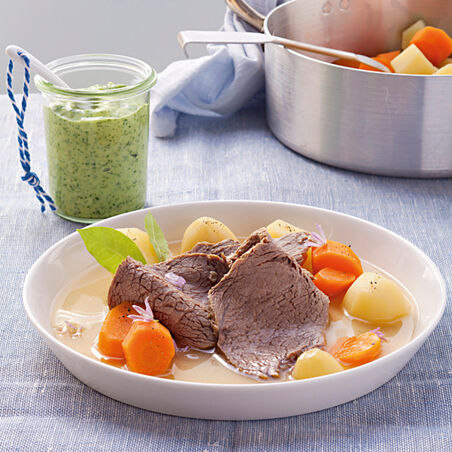 Kalbstafelspitz mit Bouillonkartoffeln und Rucolasauce Kalbstafelspitz mit Bouillonkartoffeln und Rucolasauce