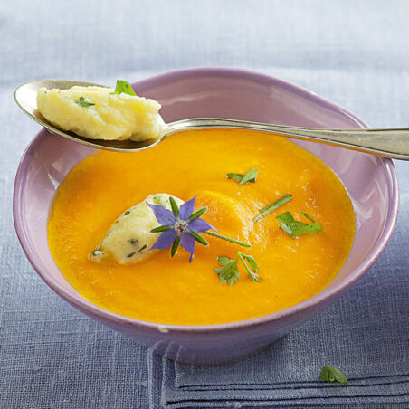 Möhrensuppe mit Kräuterklößchen Möhrensuppe mit Kräuterklößchen