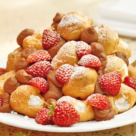 Profiteroles con fragole - Kleine Windbeutel mit Erdbeeren Profiteroles con fragole - Kleine Windbeutel mit Erdbeeren