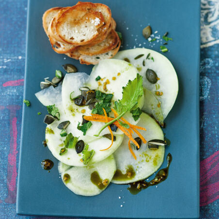 Kohlrabi-Carpaccio mit Brotchips Kohlrabi-Carpaccio mit Brotchips