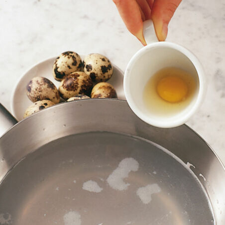 Pochierte Eier im Feldsalatnest Pochierte Eier im Feldsalatnest