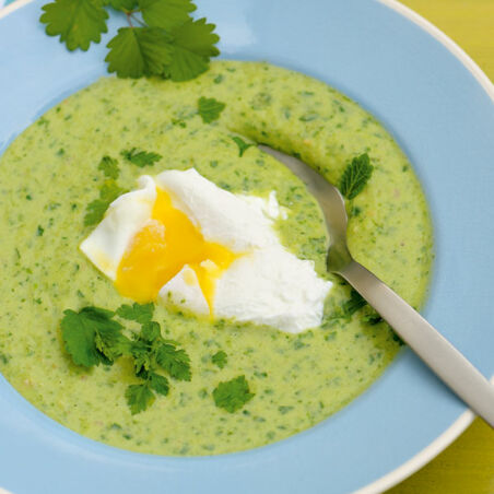 Grüne Sommersuppe mit Ei Grüne Sommersuppe mit Ei