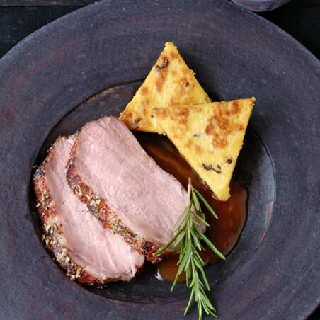 Kalbskarree mit Oliven-Polenta Kalbskarree mit Oliven-Polenta