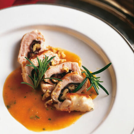 Gefüllte Hähnchenbrust auf Aprikosen-Rosmarin-Sauce Gefüllte Hähnchenbrust auf Aprikosen-Rosmarin-Sauce