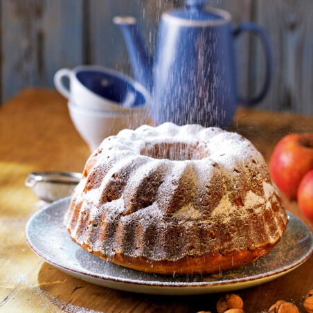 Gugelhupf mit Walnüssen und Äpfeln Gugelhupf mit Walnüssen und Äpfeln