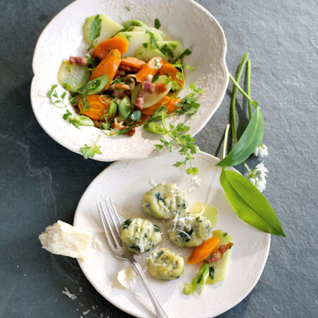 Bärlauchgnocchi mit Kohlrabi-Möhren-Gemüse Bärlauchgnocchi mit Kohlrabi-Möhren-Gemüse