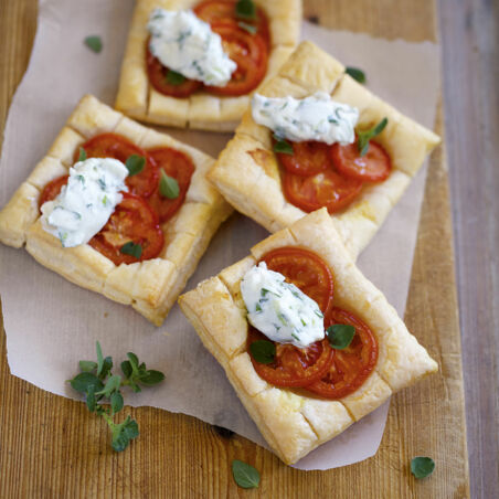 Tomatenschnitten mit Rucolacreme Tomatenschnitten mit Rucolacreme