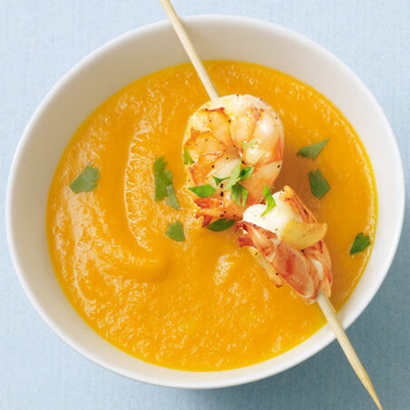 Möhrencreme-Suppe mit Garnelen-Spieß Möhrencreme-Suppe mit Garnelen-Spieß