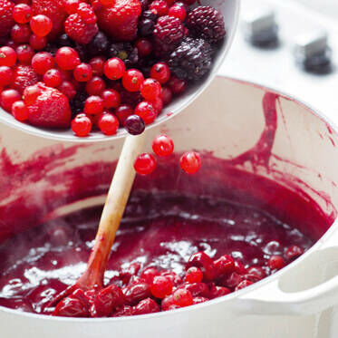 Rote Grütze mit Sauerkirschen Rote Grütze mit Sauerkirschen
