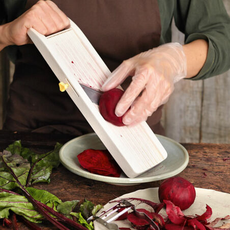 Selbst gebeizter Lachs mit Wodka und Roter Bete Selbst gebeizter Lachs mit Wodka und Roter Bete
