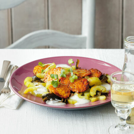 Gebratener Tempeh und Gurken-Wakame-Gemüse Gebratener Tempeh und Gurken-Wakame-Gemüse