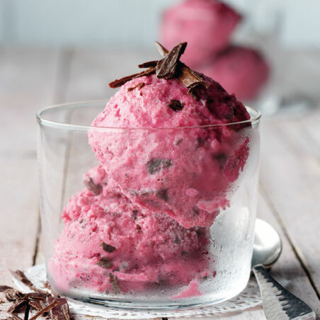 Rote-Bete-Ingwer-Eis mit Schokostückchen Rote-Bete-Ingwer-Eis mit Schokostückchen