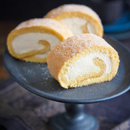 Biskuitroulade mit Zitronensahne Biskuitroulade mit Zitronensahne