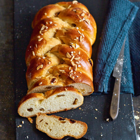 Hefezopf mit Rosinen Hefezopf mit Rosinen