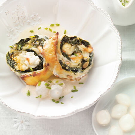 Spinat-Blätterteig-Schnecken mit Senf-Rahmsauce Spinat-Blätterteig-Schnecken mit Senf-Rahmsauce