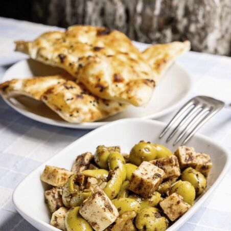 OLIVENSALAT MIT KÄSE OLIVENSALAT MIT KÄSE