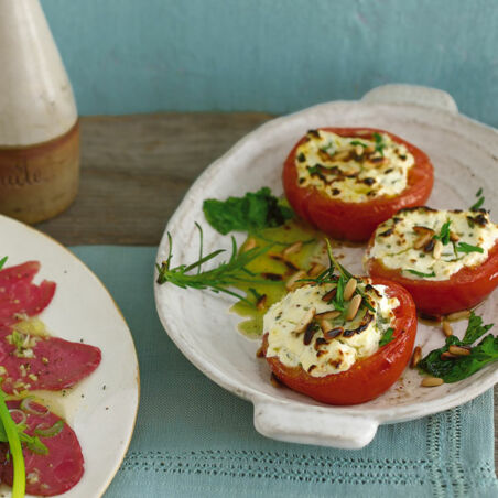 Gegrillter Ziegenkäse auf Tomaten Gegrillter Ziegenkäse auf Tomaten