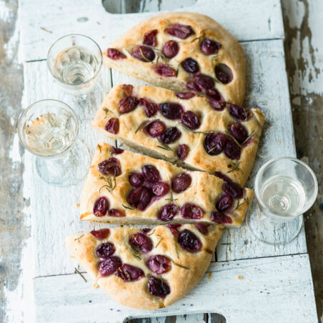 Focaccia mit Trauben und Rosmarin Focaccia mit Trauben und Rosmarin