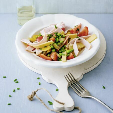 Farbiger Käse-Wurst-Salat Farbiger Käse-Wurst-Salat